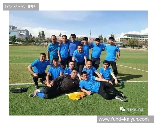 踢足球的团结力量让我们在比赛中携手共进共同成长